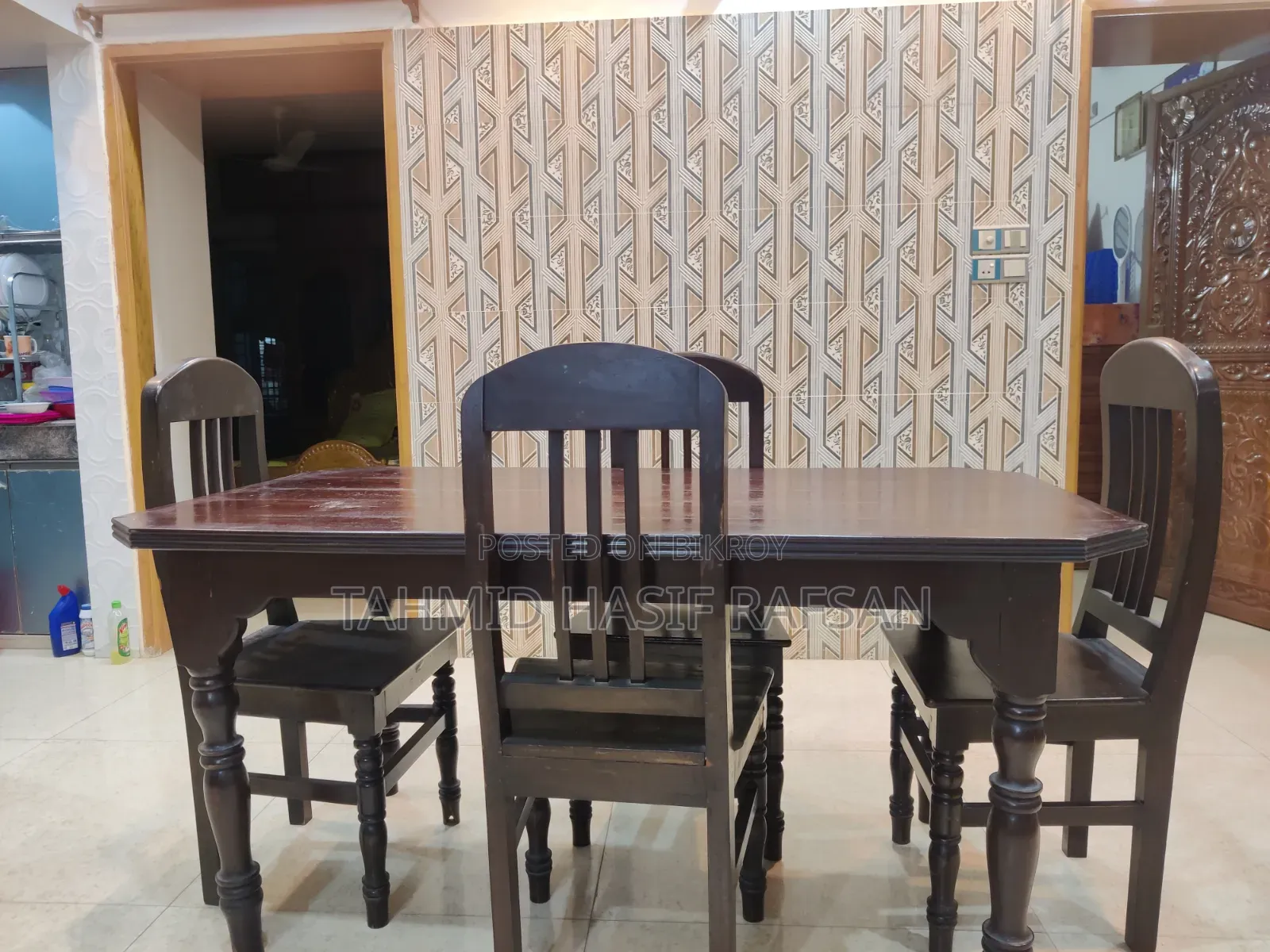 ডাইনিং টেবিল