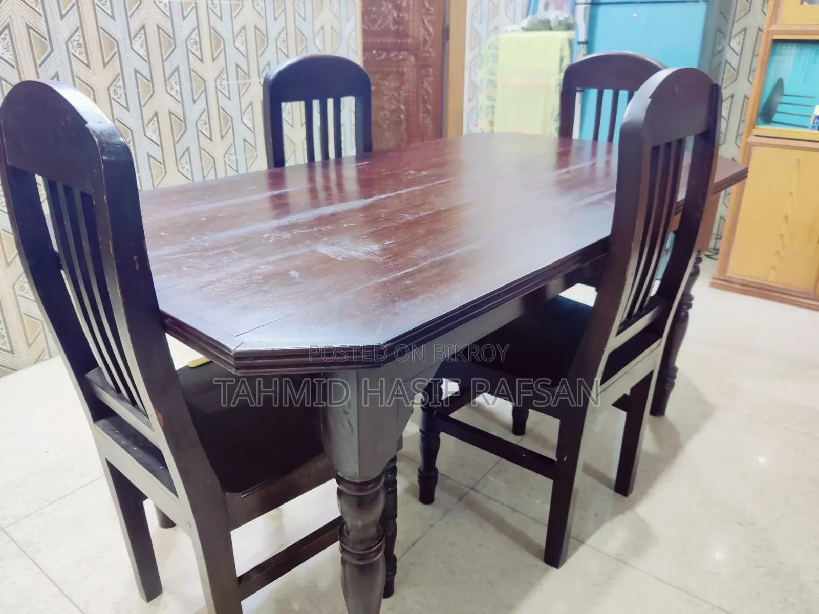 ডাইনিং টেবিল