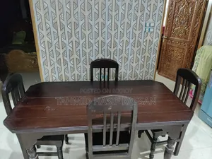 ডাইনিং টেবিল