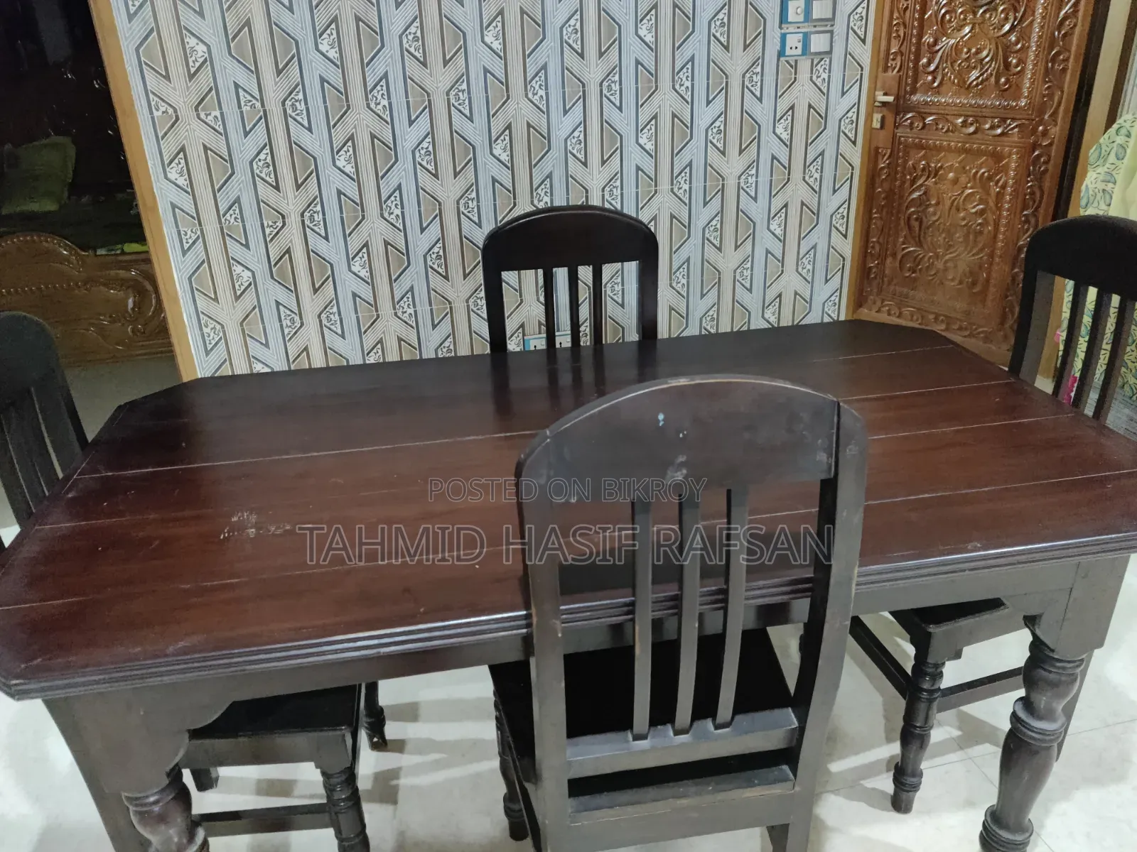 ডাইনিং টেবিল