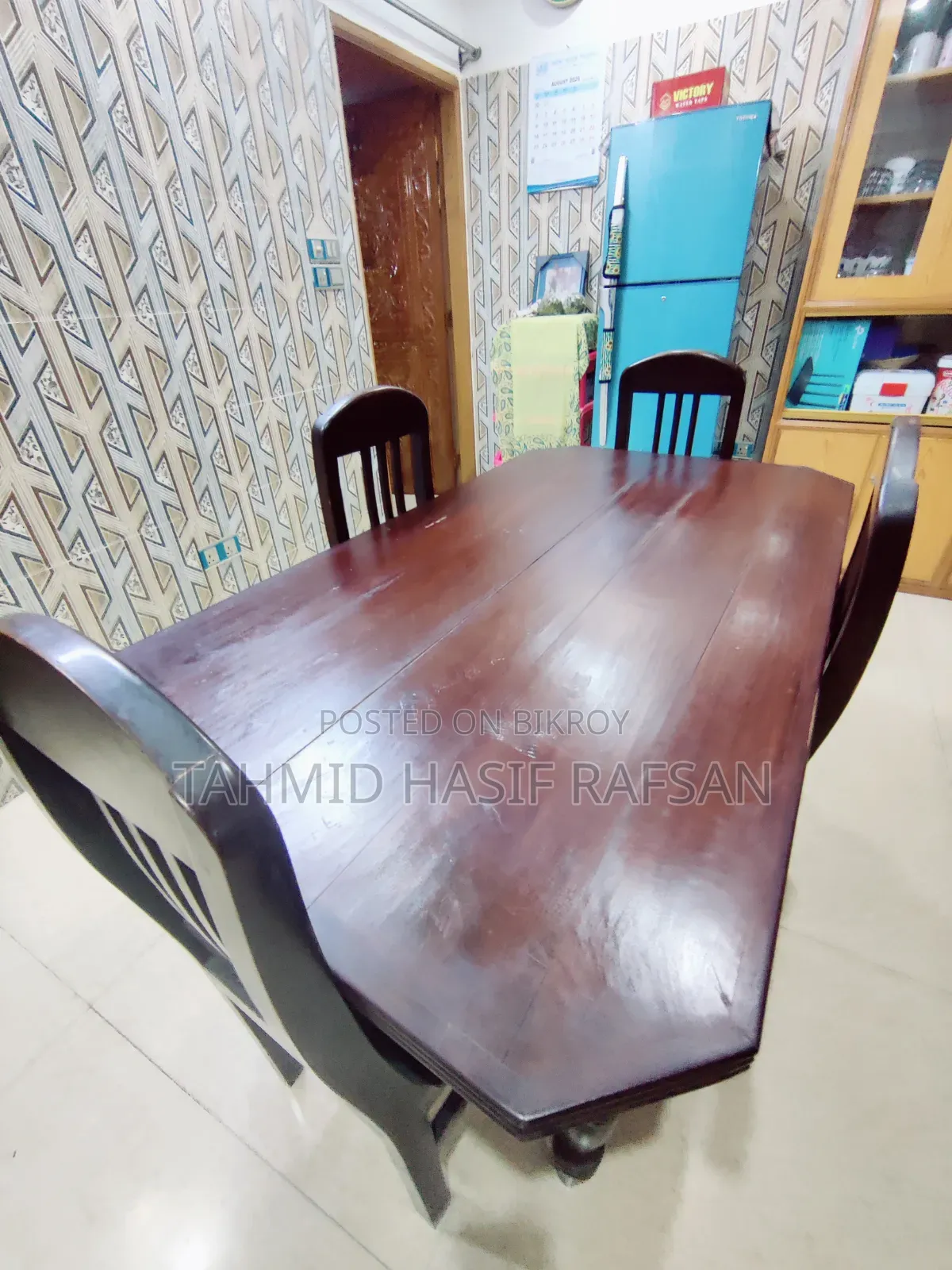 ডাইনিং টেবিল