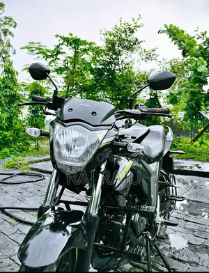 সুজুকি জিক্সার ২০২২ কালো
