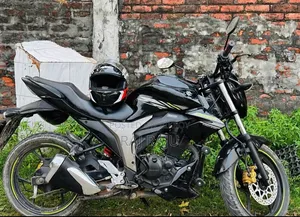 সুজুকি জিক্সার ২০২২ কালো