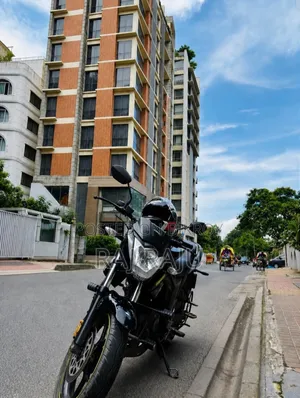 সুজুকি জিক্সার ২০২২ কালো