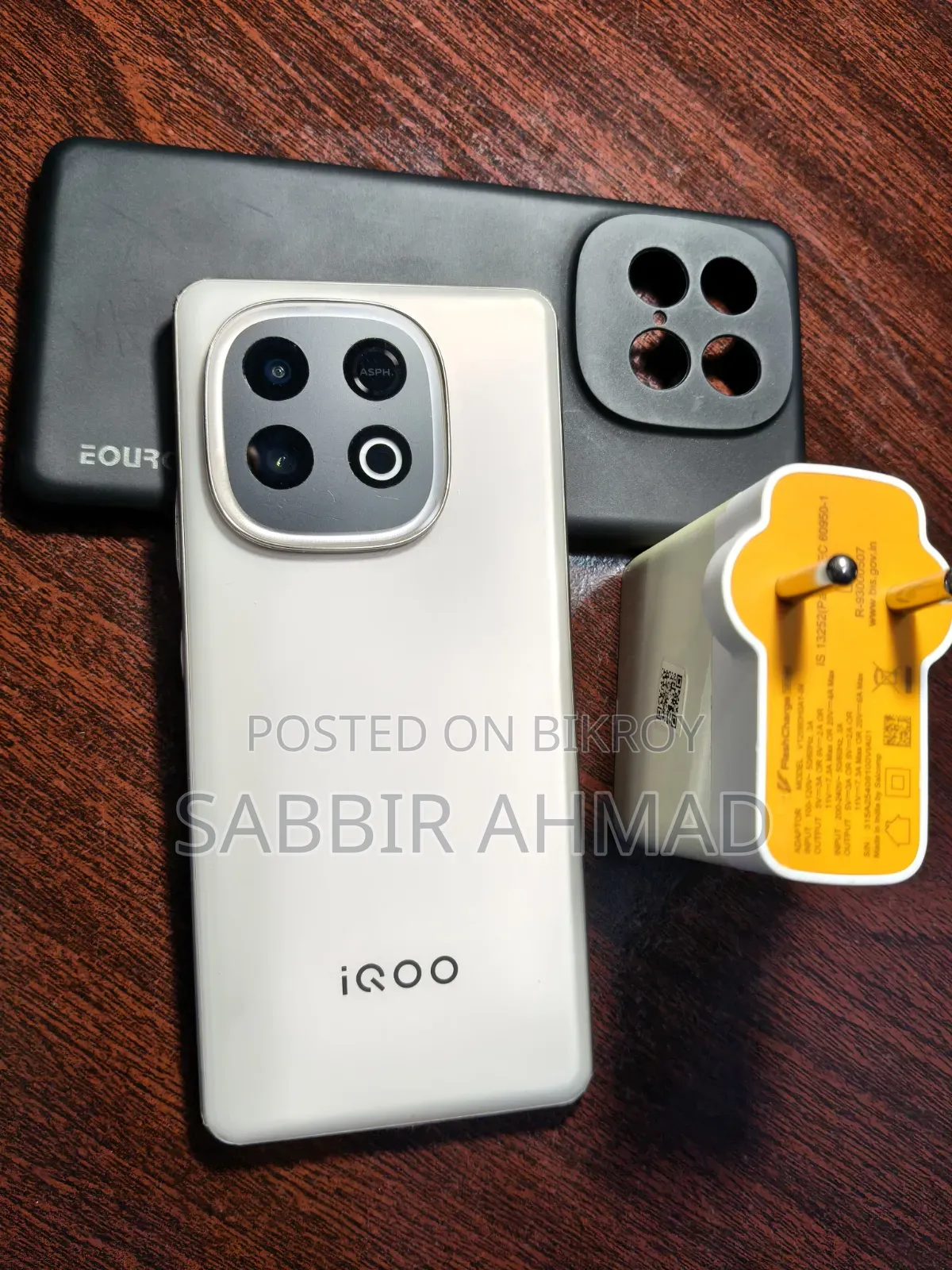 iQOO 8 GB Gold