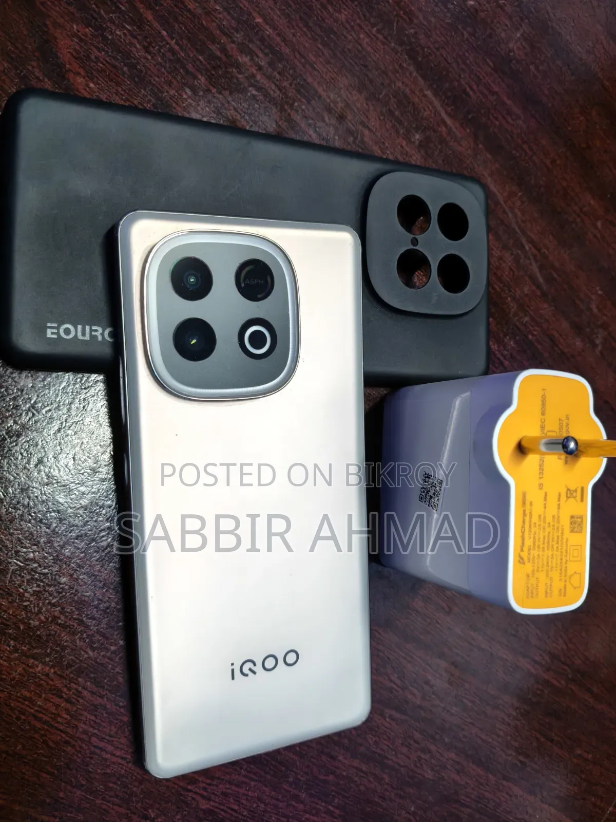 iQOO 8 GB Gold