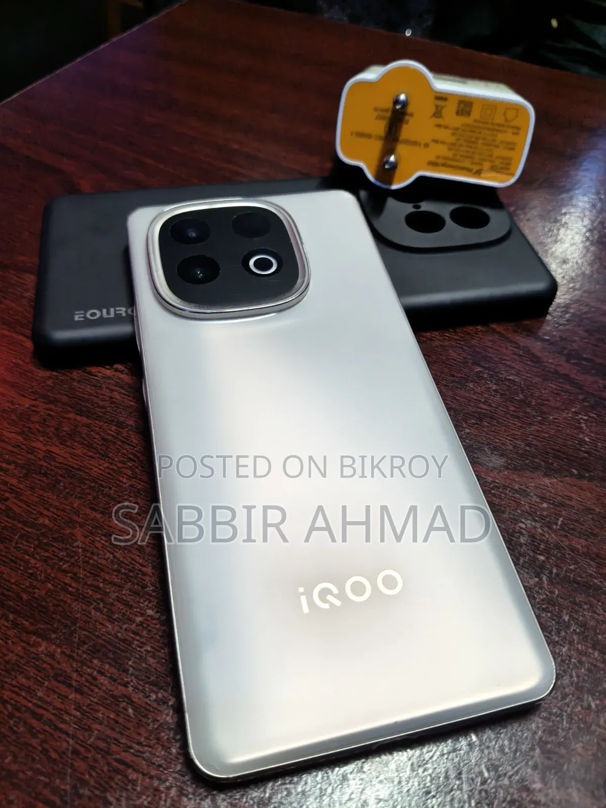 iQOO 8 GB Gold