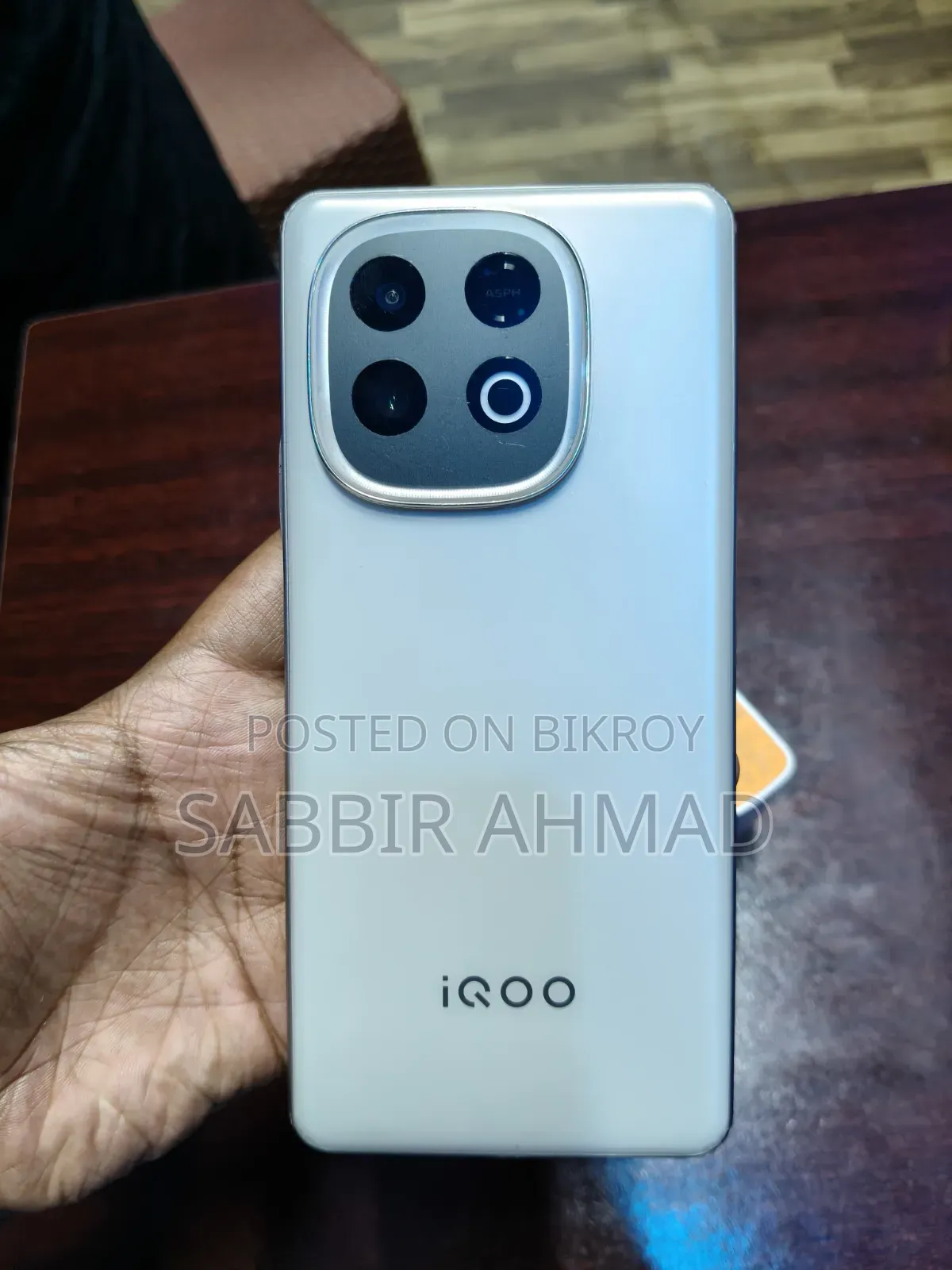 iQOO 8 GB Gold