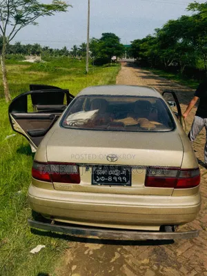 টয়োটা করোল্লা ১৯৯০ রূপালী