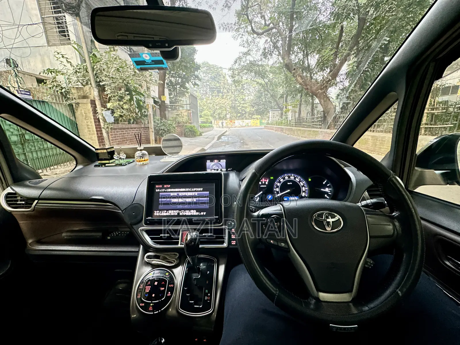 Toyota Esquire 2.0 Four-Wheel Drive (8 Seater) 2014 Purple