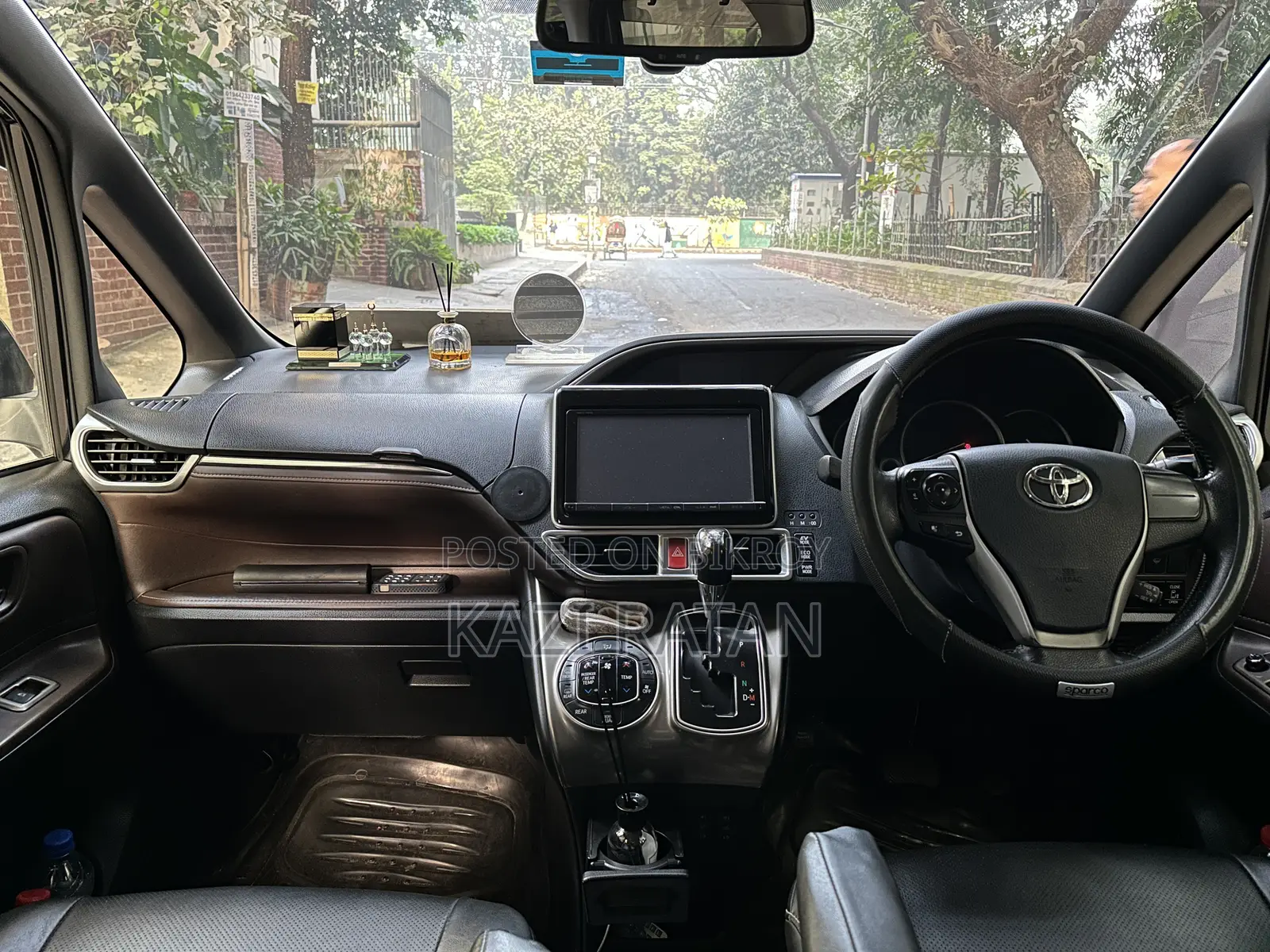 Toyota Esquire 2.0 Four-Wheel Drive (8 Seater) 2014 Purple