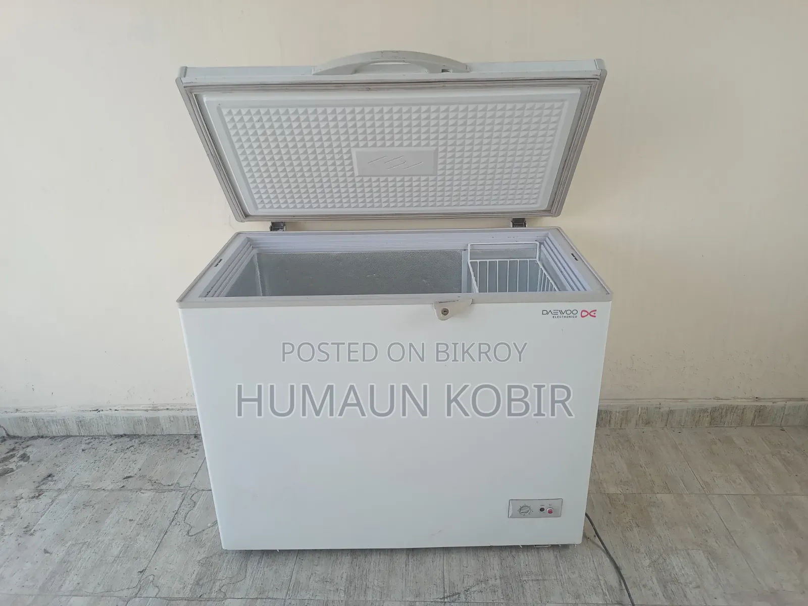 একটি Chest Freezer (ডিপ ফ্রিজ/চেস্ট ফ্রিজার)। বিক্রয় হবে