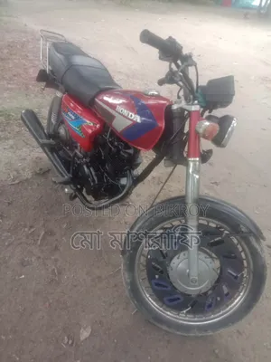 হোন্ডা ২০০৫ লাল