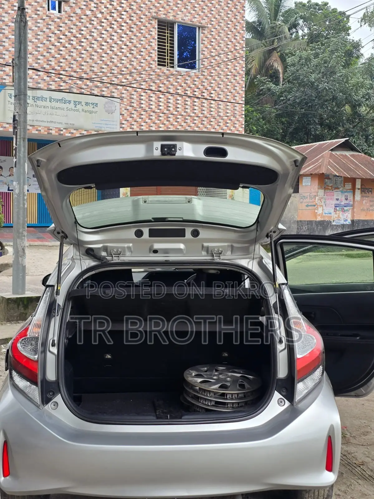 টয়োটা অ্যাকুয়া ২০১৮ রূপালী