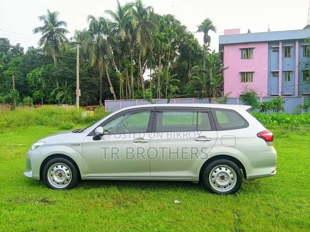 Toyota Corolla Fielder 1.5 Hybrid FWD 2018 Silver