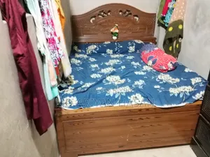 ৪ বাই ৭ ফুট খাট