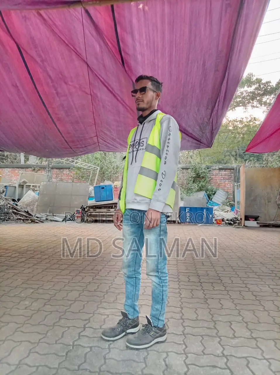 আফিফ ফ্যাশন হাউজে লোক লাগবে।