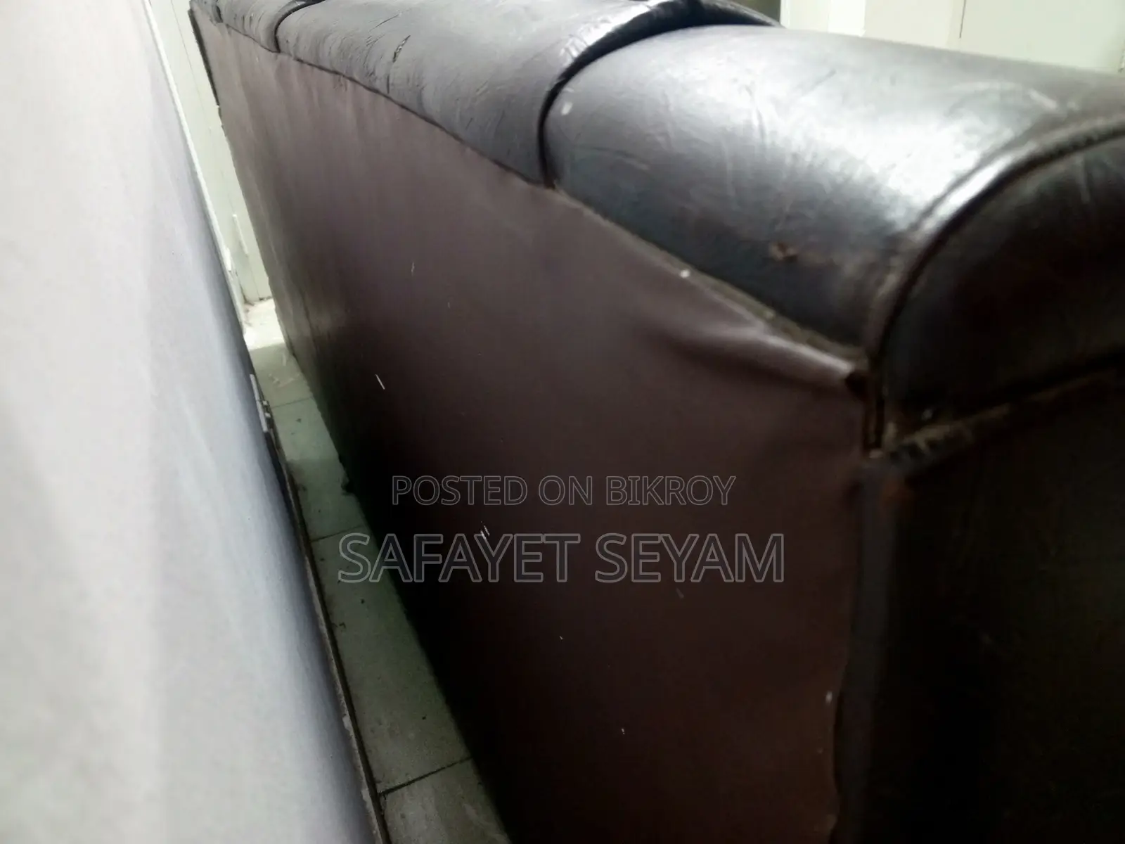 ৩ সিটের লেদার সোফা বিক্রি হবে