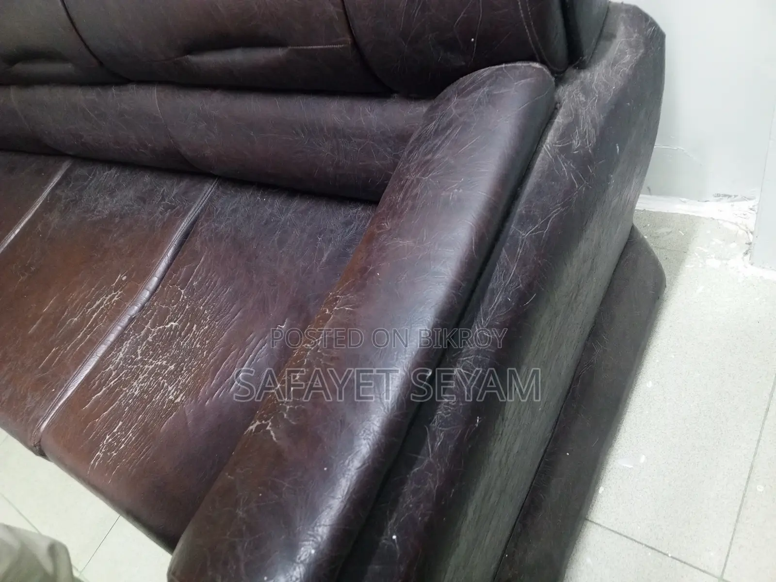 ৩ সিটের লেদার সোফা বিক্রি হবে