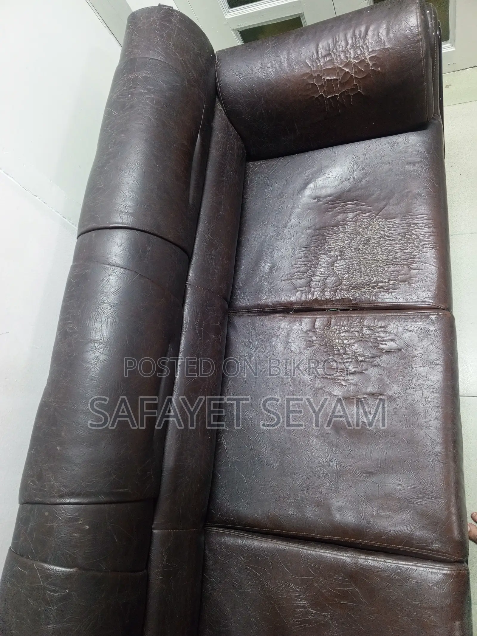 ৩ সিটের লেদার সোফা বিক্রি হবে