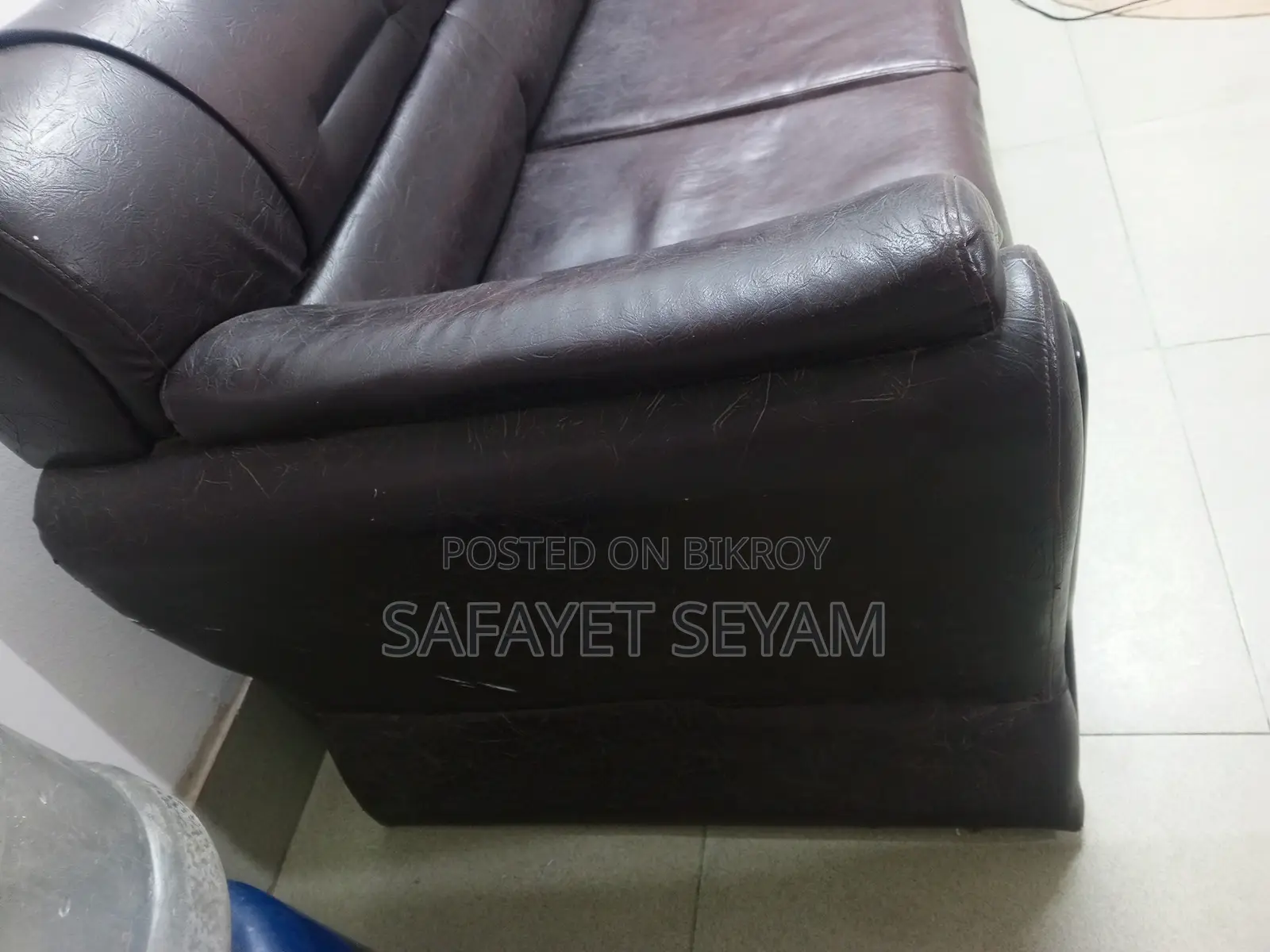 ৩ সিটের লেদার সোফা বিক্রি হবে