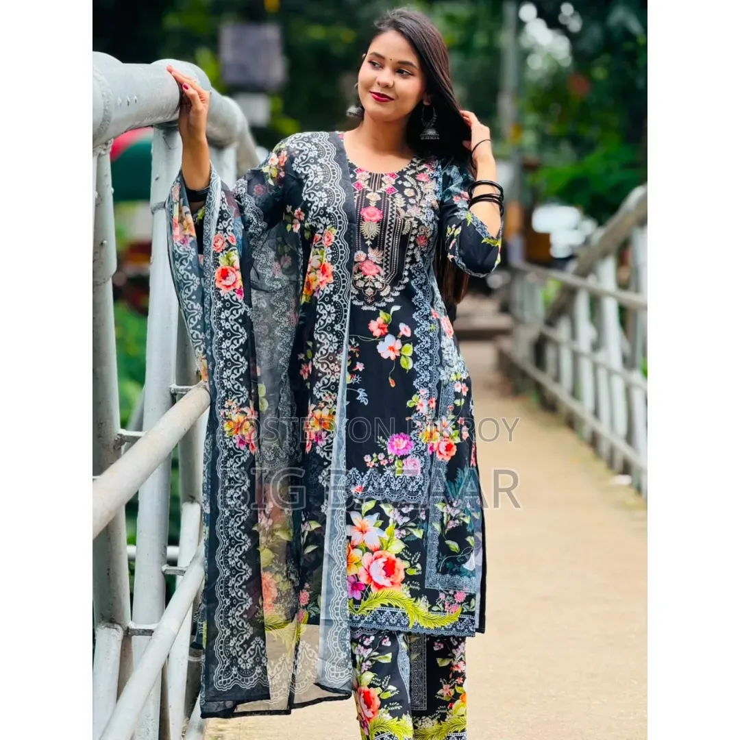 চায়না ডিটিএক্স ফেব্রিক্সে ফুল বডিতে ডিজিটাল প্রিন্ট করা থ্রী পিস সেট।