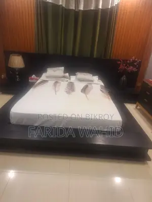 ম্যাট্রেস সহ স্টাইলিশ এবং আধুনিক খাট