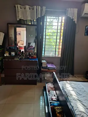 ৩টি ড্রয়ারসহ আকর্ষণীয় ড্রেসিং টেবিল