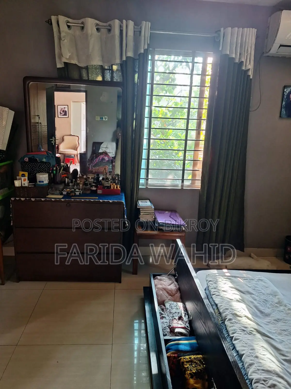 ৩টি ড্রয়ারসহ আকর্ষণীয় ড্রেসিং টেবিল