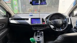 Honda Vezel 1.5 Hybrid Two-Wheel Drive 2014 Pearl