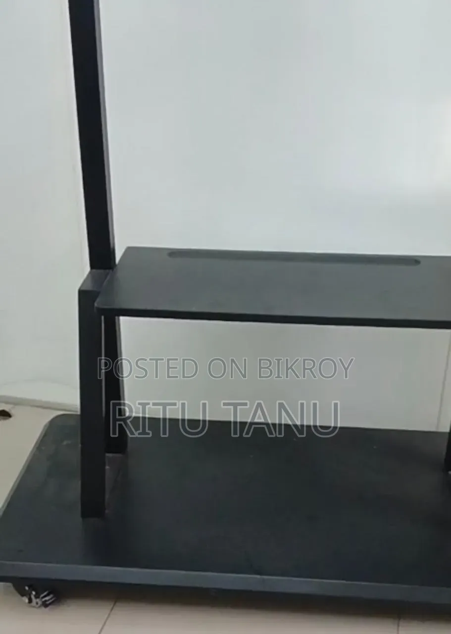 এস এস এর একটি টিভির ট্রলি