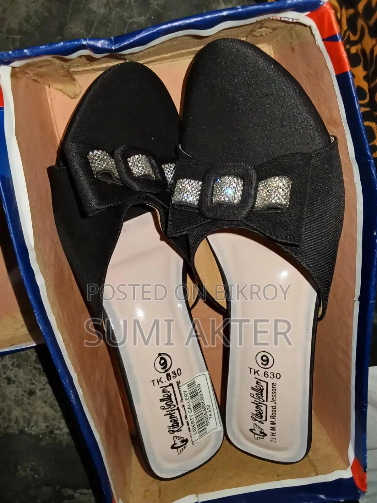 The shoe was only worn a little bit to look at, completely brand new