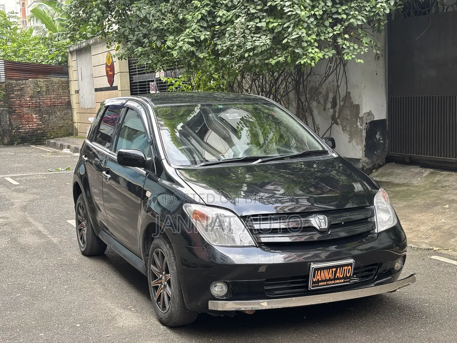 টয়োটা আইএসটি ২০০৪ কালো