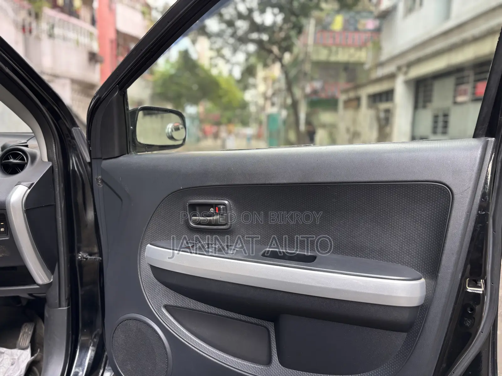 টয়োটা আইএসটি ২০০৪ কালো