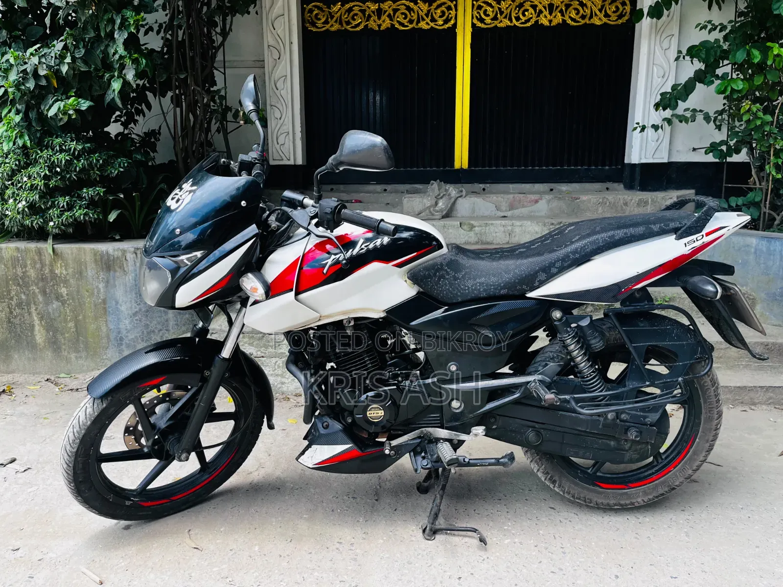 বাজাজ পালসার ১৫০ ২০২২ হোয়াইট