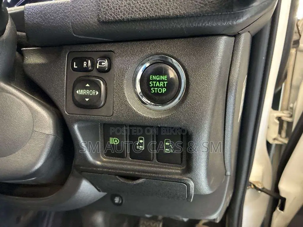 Toyota HiAce 2021 White