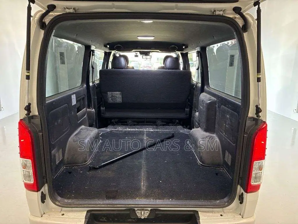 Toyota HiAce 2021 White