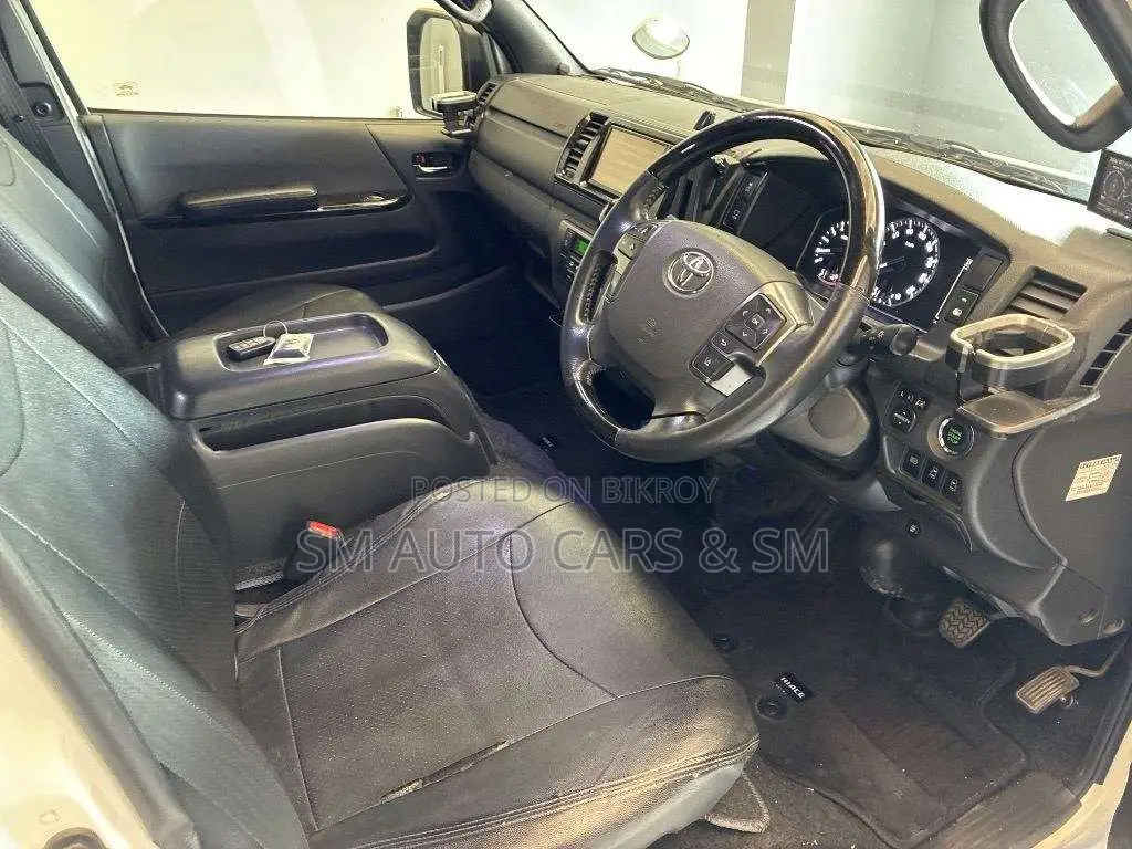 Toyota HiAce 2021 White