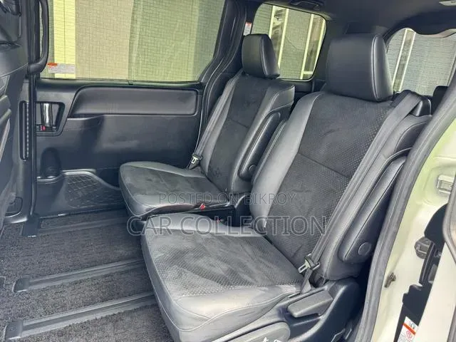 Toyota Voxy 2021 Pearl