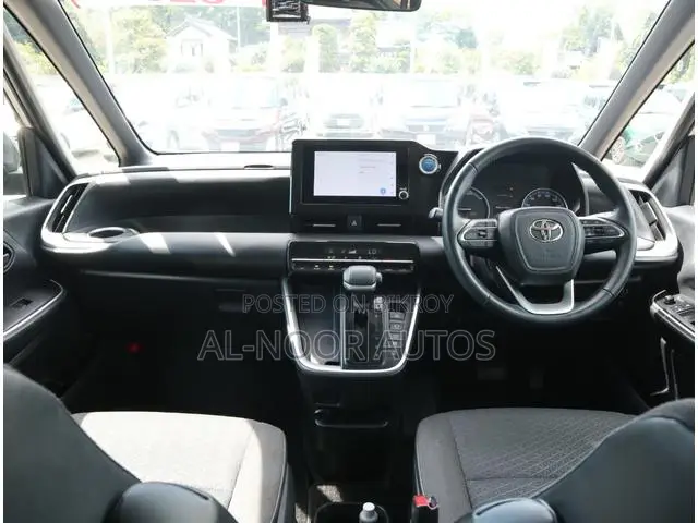 Toyota Noah 2022 Gold