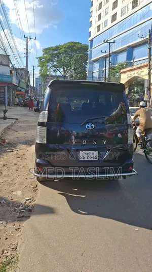 টয়োটা ভোক্সি ২০০৬ নীল
