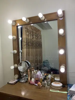 লাইট সহ ড্র্রেসিং টেবিল