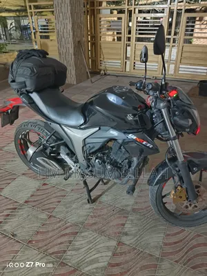 সুজুকি জিক্সার ২০২২ কালো