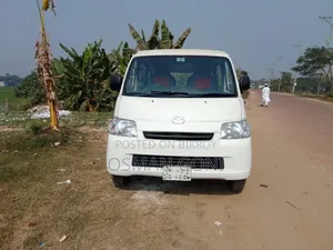 টয়োটা টাউনএইস ২০১০ সাদা