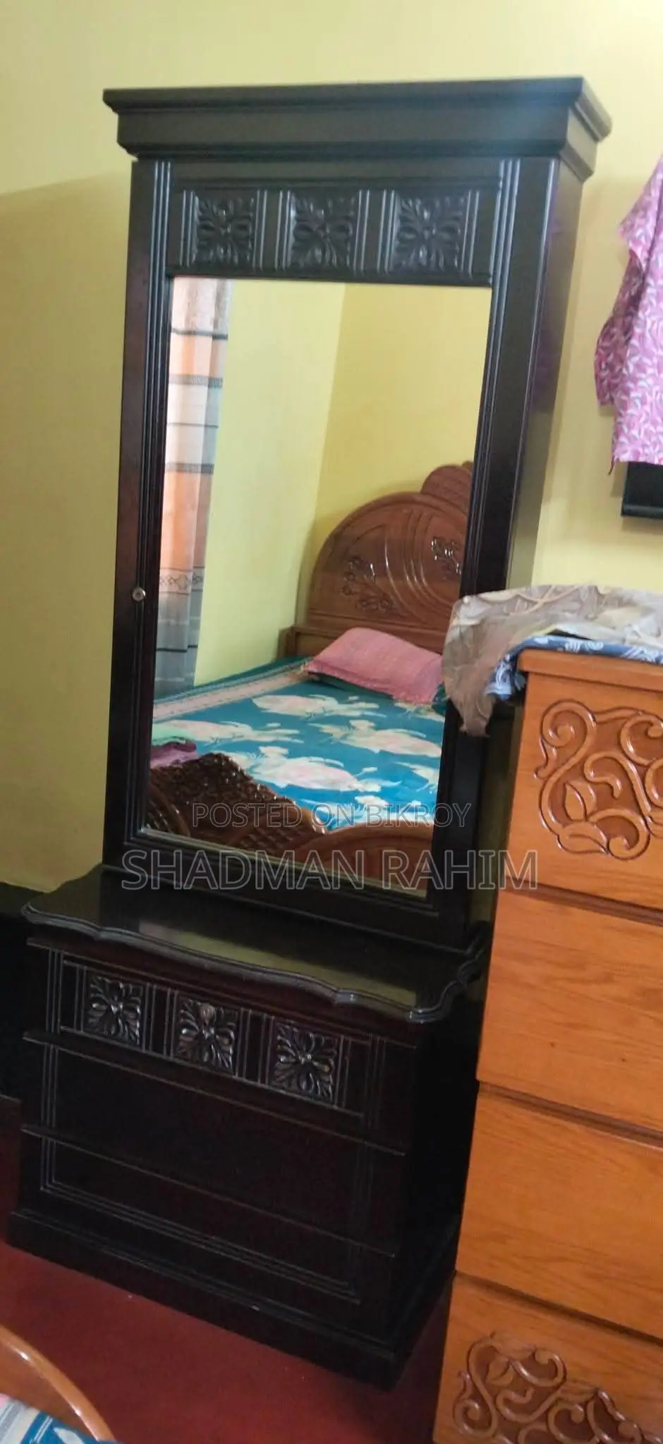 একটি ড্রেসিং টেবিল বিক্রি করা হবে