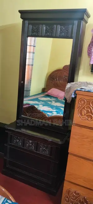 একটি ড্রেসিং টেবিল বিক্রি করা হবে