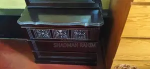 একটি ড্রেসিং টেবিল বিক্রি করা হবে