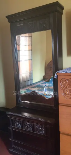 একটি ড্রেসিং টেবিল বিক্রি করা হবে