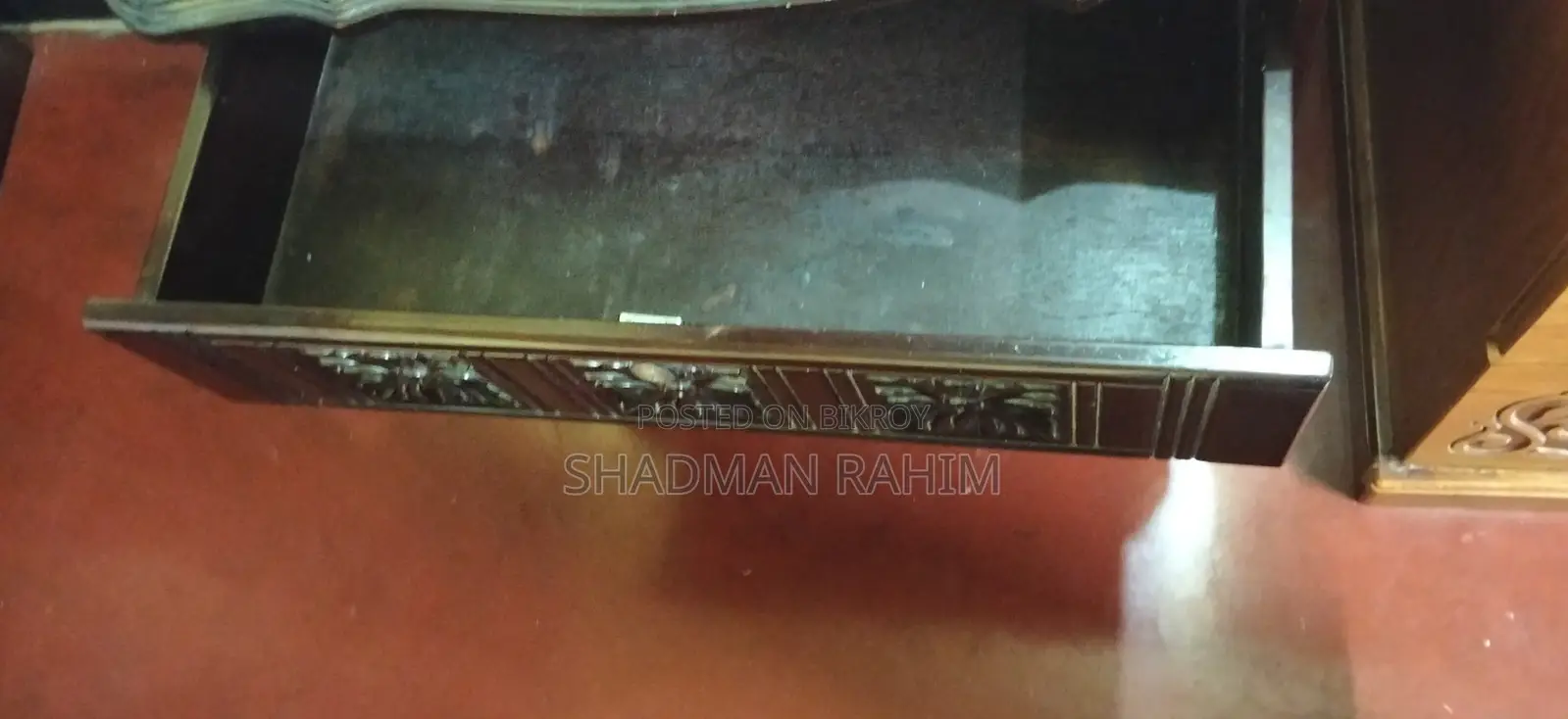 একটি ড্রেসিং টেবিল বিক্রি করা হবে