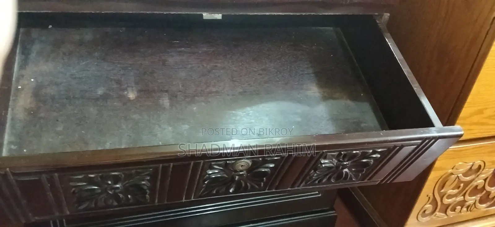 একটি ড্রেসিং টেবিল বিক্রি করা হবে